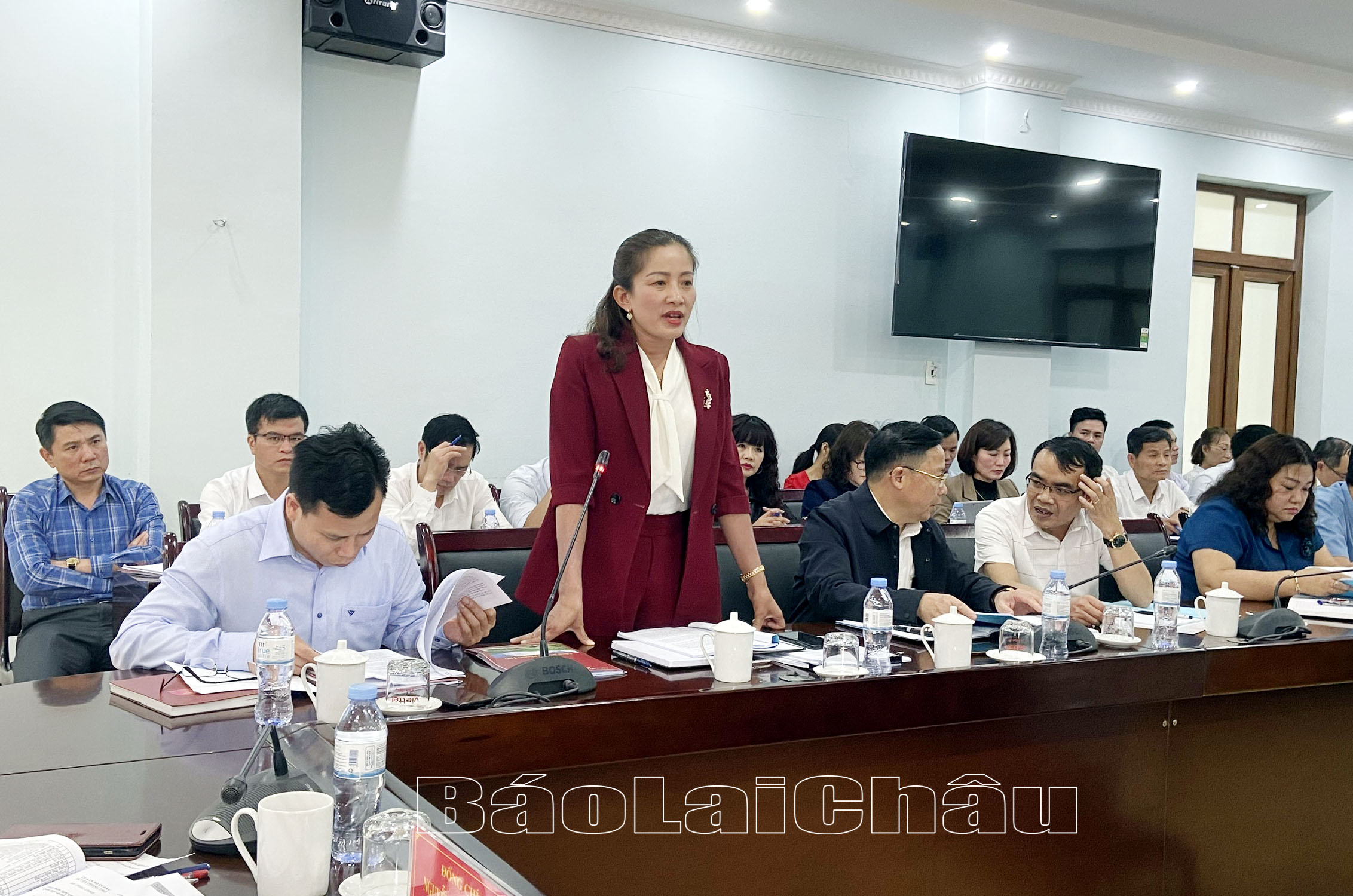 Lãnh đạo UBND huyện Phong Thổ báo cáo khái quát quá trình thực hiện Nghị quyết số 88/2014/QH13 và Nghị quyết số 51/2017/QH14 của Quốc hội. 